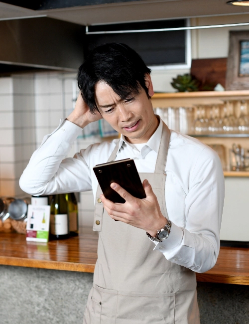 悩む男性