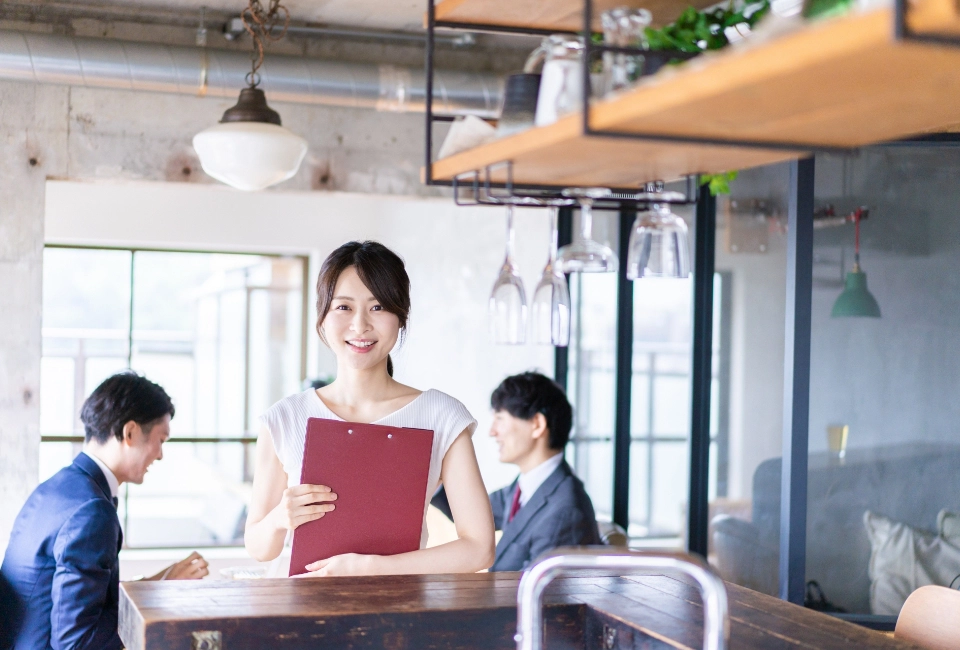 考える女性